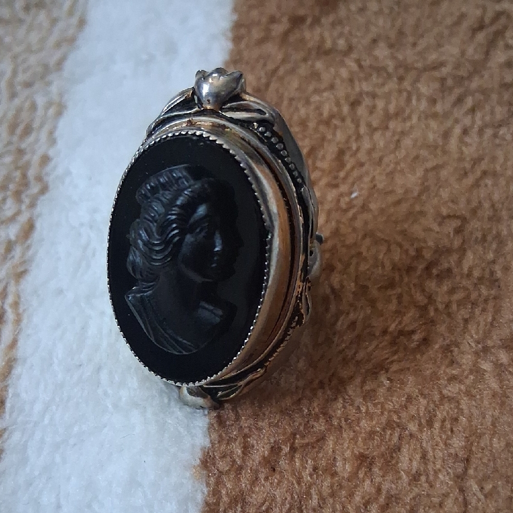 Black Cameo Oval Statement Beautiful locket  Ring - Women's Fashion Jewelry